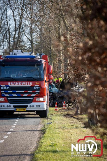 Traumahelikopter ingezet na zware crash tegen bomen aan de Paalbeekweg in Epe: bestuurder na uur bevrijd en met spoed naar ziekenhuis. - &copy; NWVFoto.nl