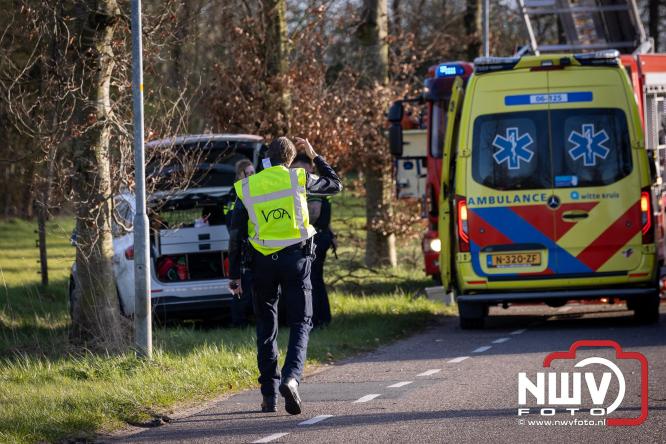 Traumahelikopter ingezet na zware crash tegen bomen aan de Paalbeekweg in Epe: bestuurder na uur bevrijd en met spoed naar ziekenhuis. - &copy; NWVFoto.nl