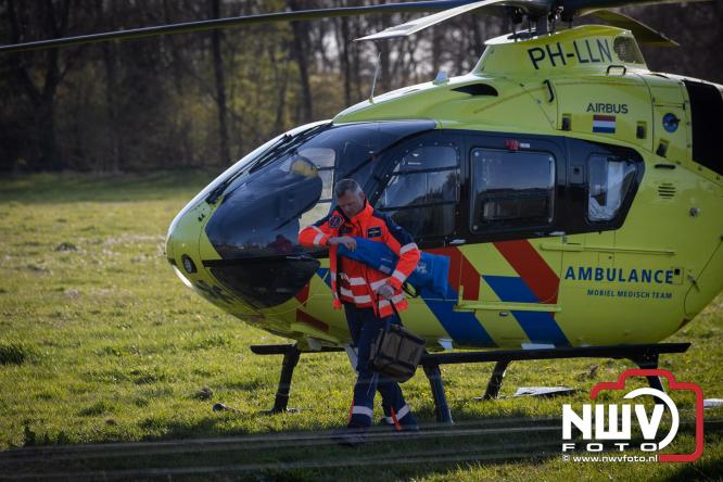 Traumahelikopter ingezet na zware crash tegen bomen aan de Paalbeekweg in Epe: bestuurder na uur bevrijd en met spoed naar ziekenhuis. - &copy; NWVFoto.nl