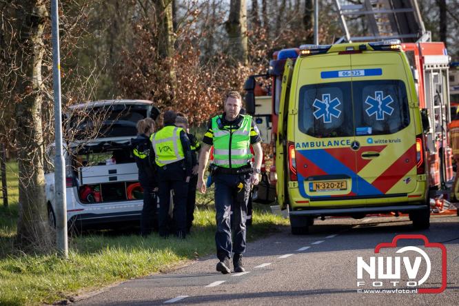 Traumahelikopter ingezet na zware crash tegen bomen aan de Paalbeekweg in Epe: bestuurder na uur bevrijd en met spoed naar ziekenhuis. - &copy; NWVFoto.nl