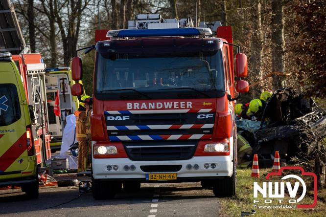 Traumahelikopter ingezet na zware crash tegen bomen aan de Paalbeekweg in Epe: bestuurder na uur bevrijd en met spoed naar ziekenhuis. - &copy; NWVFoto.nl
