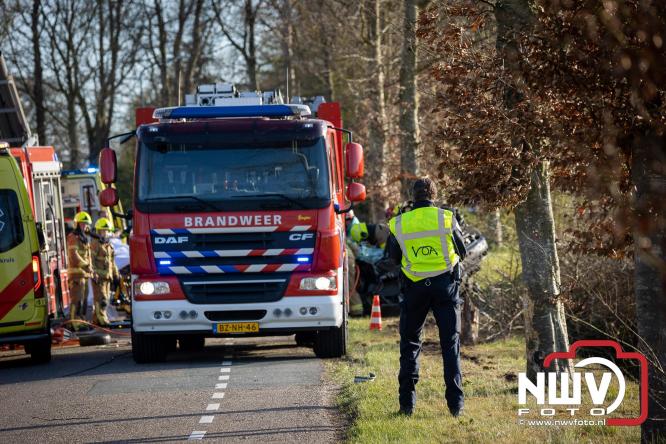 Traumahelikopter ingezet na zware crash tegen bomen aan de Paalbeekweg in Epe: bestuurder na uur bevrijd en met spoed naar ziekenhuis. - &copy; NWVFoto.nl