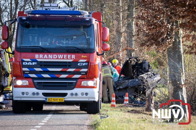 Traumahelikopter ingezet na zware crash tegen bomen aan de Paalbeekweg in Epe: bestuurder na uur bevrijd en met spoed naar ziekenhuis. - &copy; NWVFoto.nl