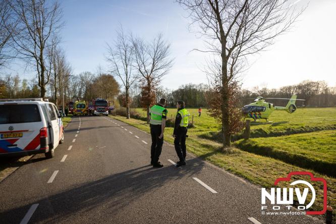 Traumahelikopter ingezet na zware crash tegen bomen aan de Paalbeekweg in Epe: bestuurder na uur bevrijd en met spoed naar ziekenhuis. - &copy; NWVFoto.nl