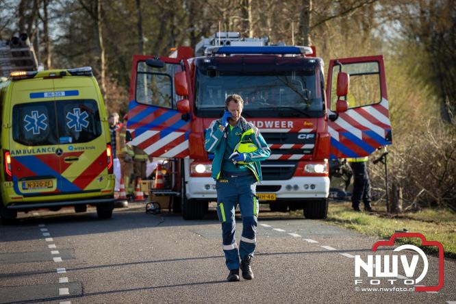 Traumahelikopter ingezet na zware crash tegen bomen aan de Paalbeekweg in Epe: bestuurder na uur bevrijd en met spoed naar ziekenhuis. - &copy; NWVFoto.nl