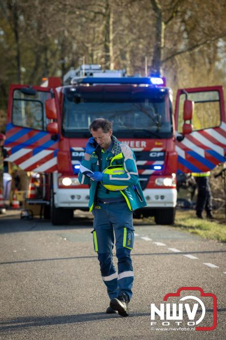Traumahelikopter ingezet na zware crash tegen bomen aan de Paalbeekweg in Epe: bestuurder na uur bevrijd en met spoed naar ziekenhuis. - &copy; NWVFoto.nl