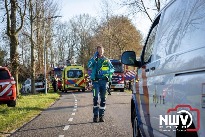 Traumahelikopter ingezet na zware crash tegen bomen aan de Paalbeekweg in Epe: bestuurder na uur bevrijd en met spoed naar ziekenhuis. - &copy; NWVFoto.nl