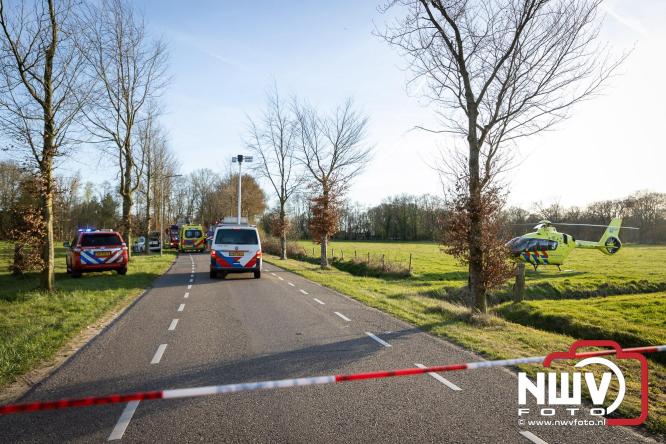 Traumahelikopter ingezet na zware crash tegen bomen aan de Paalbeekweg in Epe: bestuurder na uur bevrijd en met spoed naar ziekenhuis. - &copy; NWVFoto.nl