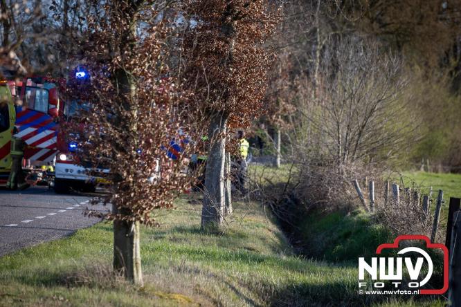 Traumahelikopter ingezet na zware crash tegen bomen aan de Paalbeekweg in Epe: bestuurder na uur bevrijd en met spoed naar ziekenhuis. - &copy; NWVFoto.nl