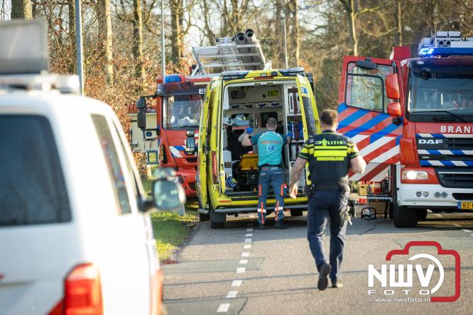 Traumahelikopter ingezet na zware crash tegen bomen aan de Paalbeekweg in Epe: bestuurder na uur bevrijd en met spoed naar ziekenhuis. - &copy; NWVFoto.nl