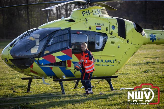 Traumahelikopter ingezet na zware crash tegen bomen aan de Paalbeekweg in Epe: bestuurder na uur bevrijd en met spoed naar ziekenhuis. - &copy; NWVFoto.nl