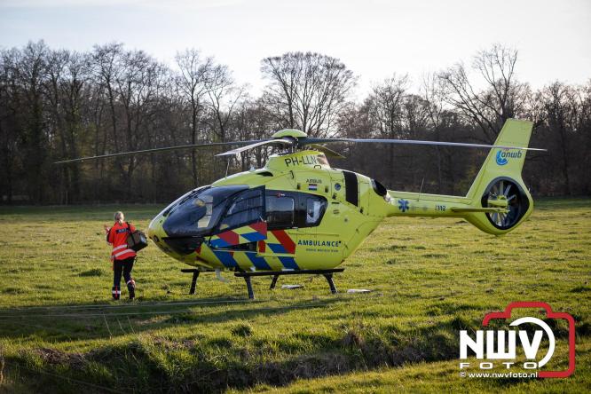 Traumahelikopter ingezet na zware crash tegen bomen aan de Paalbeekweg in Epe: bestuurder na uur bevrijd en met spoed naar ziekenhuis. - &copy; NWVFoto.nl
