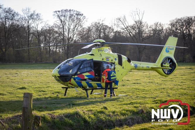 Traumahelikopter ingezet na zware crash tegen bomen aan de Paalbeekweg in Epe: bestuurder na uur bevrijd en met spoed naar ziekenhuis. - &copy; NWVFoto.nl