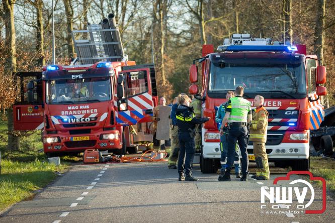 Traumahelikopter ingezet na zware crash tegen bomen aan de Paalbeekweg in Epe: bestuurder na uur bevrijd en met spoed naar ziekenhuis. - &copy; NWVFoto.nl