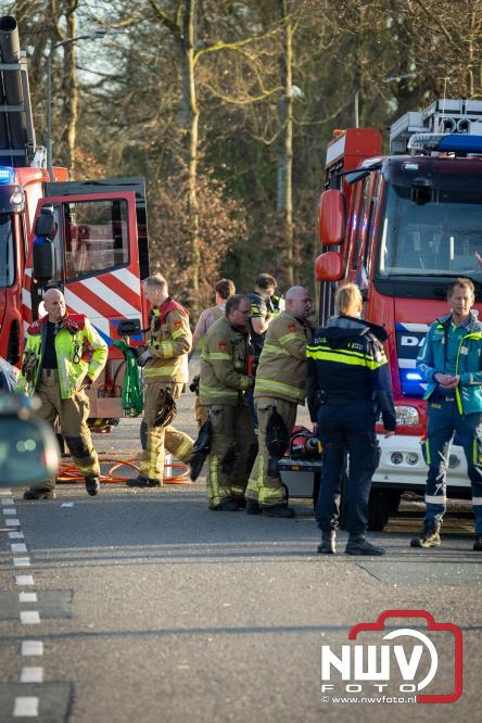 Traumahelikopter ingezet na zware crash tegen bomen aan de Paalbeekweg in Epe: bestuurder na uur bevrijd en met spoed naar ziekenhuis. - &copy; NWVFoto.nl