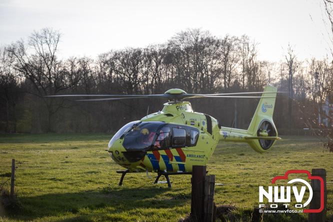 Traumahelikopter ingezet na zware crash tegen bomen aan de Paalbeekweg in Epe: bestuurder na uur bevrijd en met spoed naar ziekenhuis. - &copy; NWVFoto.nl