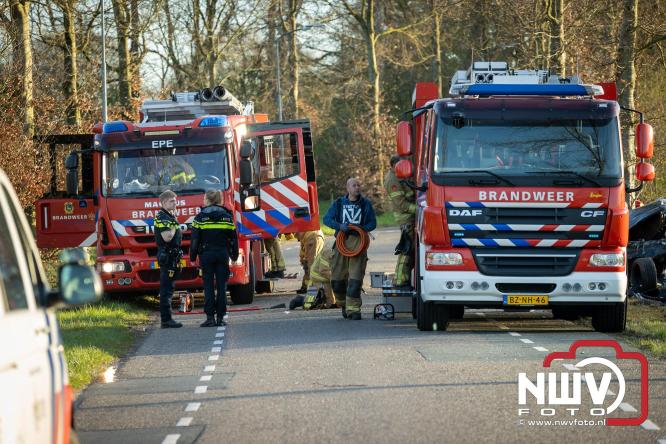 Traumahelikopter ingezet na zware crash tegen bomen aan de Paalbeekweg in Epe: bestuurder na uur bevrijd en met spoed naar ziekenhuis. - &copy; NWVFoto.nl