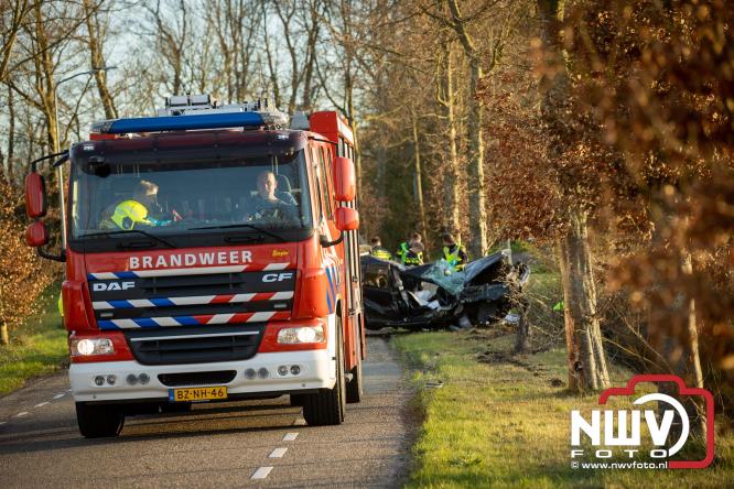Traumahelikopter ingezet na zware crash tegen bomen aan de Paalbeekweg in Epe: bestuurder na uur bevrijd en met spoed naar ziekenhuis. - &copy; NWVFoto.nl