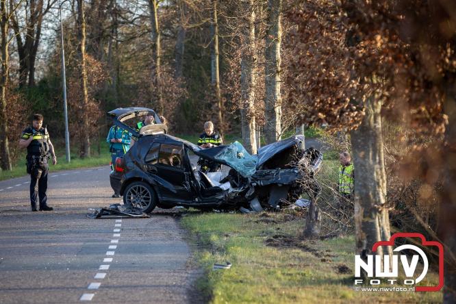 Traumahelikopter ingezet na zware crash tegen bomen aan de Paalbeekweg in Epe: bestuurder na uur bevrijd en met spoed naar ziekenhuis. - &copy; NWVFoto.nl