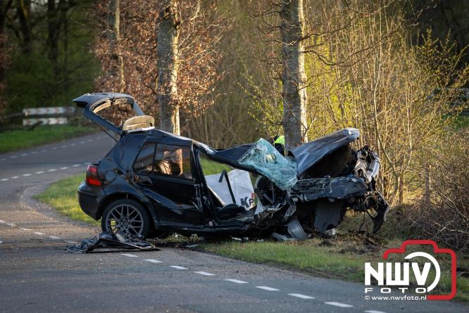 Traumahelikopter ingezet na zware crash tegen bomen aan de Paalbeekweg in Epe: bestuurder na uur bevrijd en met spoed naar ziekenhuis. - &copy; NWVFoto.nl