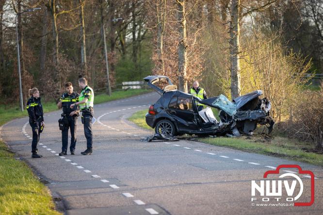 Traumahelikopter ingezet na zware crash tegen bomen aan de Paalbeekweg in Epe: bestuurder na uur bevrijd en met spoed naar ziekenhuis. - &copy; NWVFoto.nl