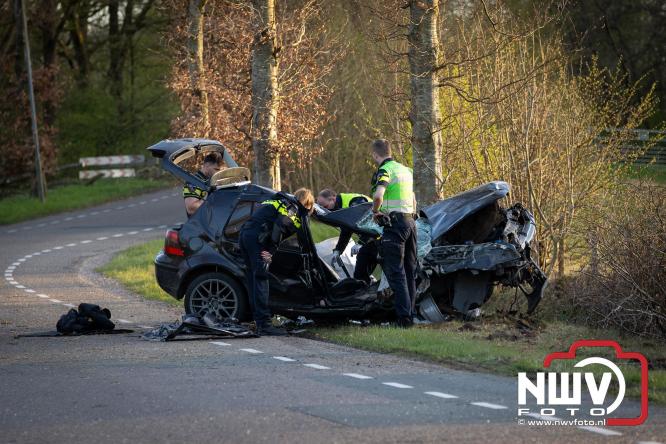 Traumahelikopter ingezet na zware crash tegen bomen aan de Paalbeekweg in Epe: bestuurder na uur bevrijd en met spoed naar ziekenhuis. - &copy; NWVFoto.nl
