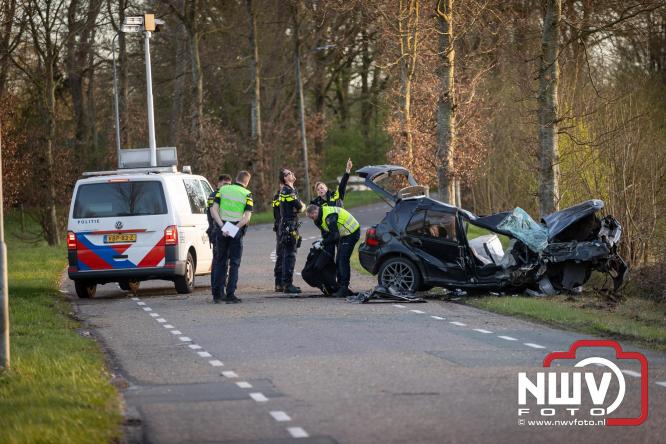 Traumahelikopter ingezet na zware crash tegen bomen aan de Paalbeekweg in Epe: bestuurder na uur bevrijd en met spoed naar ziekenhuis. - &copy; NWVFoto.nl