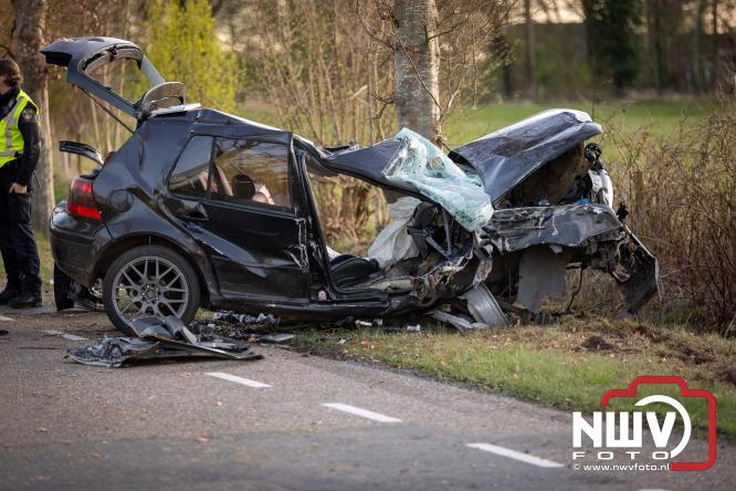 Traumahelikopter ingezet na zware crash tegen bomen aan de Paalbeekweg in Epe: bestuurder na uur bevrijd en met spoed naar ziekenhuis. - &copy; NWVFoto.nl