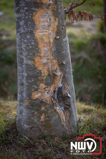 Traumahelikopter ingezet na zware crash tegen bomen aan de Paalbeekweg in Epe: bestuurder na uur bevrijd en met spoed naar ziekenhuis. - &copy; NWVFoto.nl