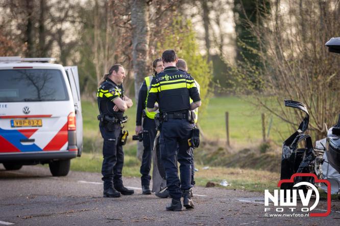 Traumahelikopter ingezet na zware crash tegen bomen aan de Paalbeekweg in Epe: bestuurder na uur bevrijd en met spoed naar ziekenhuis. - &copy; NWVFoto.nl