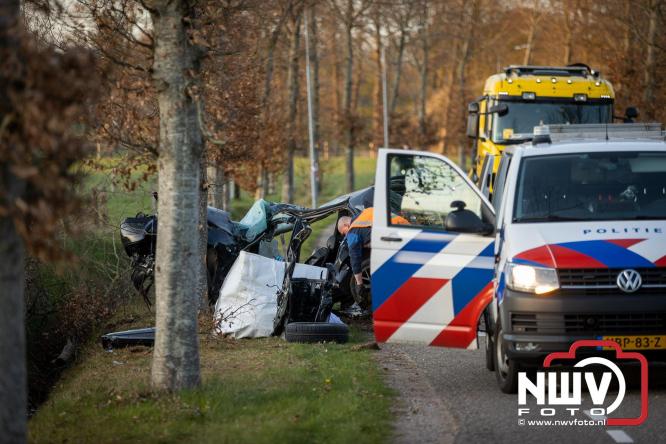 Traumahelikopter ingezet na zware crash tegen bomen aan de Paalbeekweg in Epe: bestuurder na uur bevrijd en met spoed naar ziekenhuis. - &copy; NWVFoto.nl