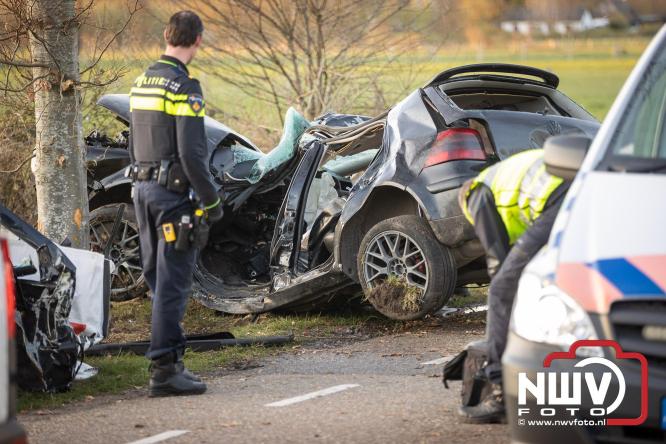 Traumahelikopter ingezet na zware crash tegen bomen aan de Paalbeekweg in Epe: bestuurder na uur bevrijd en met spoed naar ziekenhuis. - &copy; NWVFoto.nl