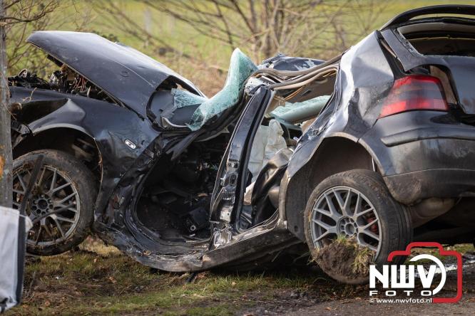 Traumahelikopter ingezet na zware crash tegen bomen aan de Paalbeekweg in Epe: bestuurder na uur bevrijd en met spoed naar ziekenhuis. - &copy; NWVFoto.nl