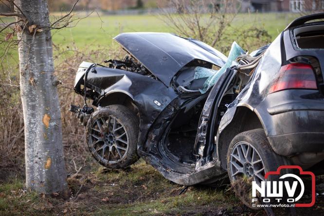 Traumahelikopter ingezet na zware crash tegen bomen aan de Paalbeekweg in Epe: bestuurder na uur bevrijd en met spoed naar ziekenhuis. - &copy; NWVFoto.nl