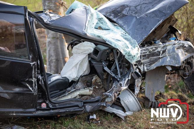 Traumahelikopter ingezet na zware crash tegen bomen aan de Paalbeekweg in Epe: bestuurder na uur bevrijd en met spoed naar ziekenhuis. - &copy; NWVFoto.nl
