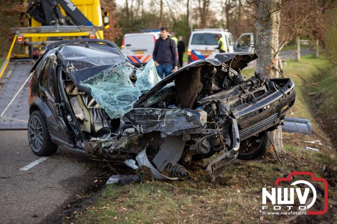 Traumahelikopter ingezet na zware crash tegen bomen aan de Paalbeekweg in Epe: bestuurder na uur bevrijd en met spoed naar ziekenhuis. - &copy; NWVFoto.nl