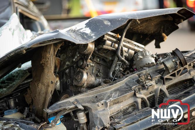 Traumahelikopter ingezet na zware crash tegen bomen aan de Paalbeekweg in Epe: bestuurder na uur bevrijd en met spoed naar ziekenhuis. - &copy; NWVFoto.nl