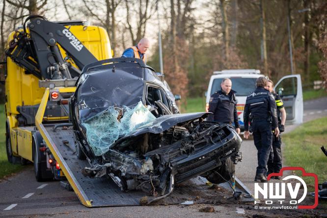 Traumahelikopter ingezet na zware crash tegen bomen aan de Paalbeekweg in Epe: bestuurder na uur bevrijd en met spoed naar ziekenhuis. - &copy; NWVFoto.nl