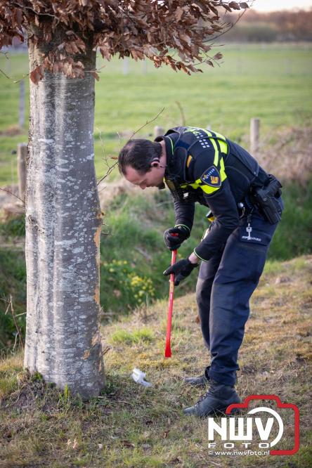Traumahelikopter ingezet na zware crash tegen bomen aan de Paalbeekweg in Epe: bestuurder na uur bevrijd en met spoed naar ziekenhuis. - &copy; NWVFoto.nl