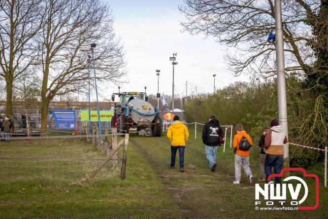 Duizenden bezoekers genieten van geslaagde testavond trekkertrek bij loonbedrijf van de Put in Oosterwolde - &copy; NWVFoto.nl
