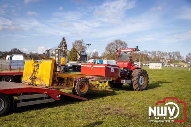 Duizenden bezoekers genieten van geslaagde testavond trekkertrek bij loonbedrijf van de Put in Oosterwolde - &copy; NWVFoto.nl