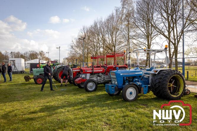 Duizenden bezoekers genieten van geslaagde testavond trekkertrek bij loonbedrijf van de Put in Oosterwolde - &copy; NWVFoto.nl