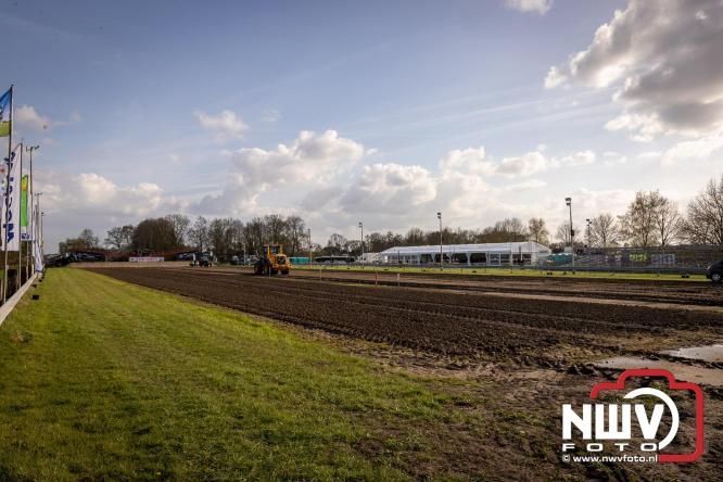 Duizenden bezoekers genieten van geslaagde testavond trekkertrek bij loonbedrijf van de Put in Oosterwolde - &copy; NWVFoto.nl