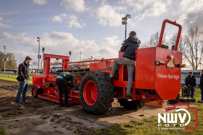 Duizenden bezoekers genieten van geslaagde testavond trekkertrek bij loonbedrijf van de Put in Oosterwolde - &copy; NWVFoto.nl