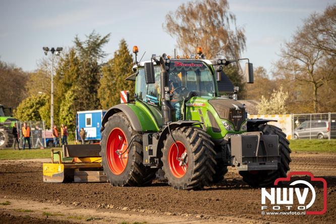 Duizenden bezoekers genieten van geslaagde testavond trekkertrek bij loonbedrijf van de Put in Oosterwolde - &copy; NWVFoto.nl