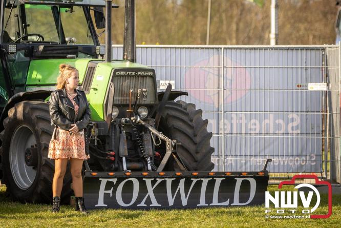 Duizenden bezoekers genieten van geslaagde testavond trekkertrek bij loonbedrijf van de Put in Oosterwolde - &copy; NWVFoto.nl