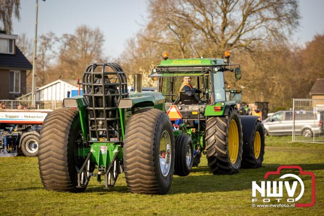 Duizenden bezoekers genieten van geslaagde testavond trekkertrek bij loonbedrijf van de Put in Oosterwolde - &copy; NWVFoto.nl