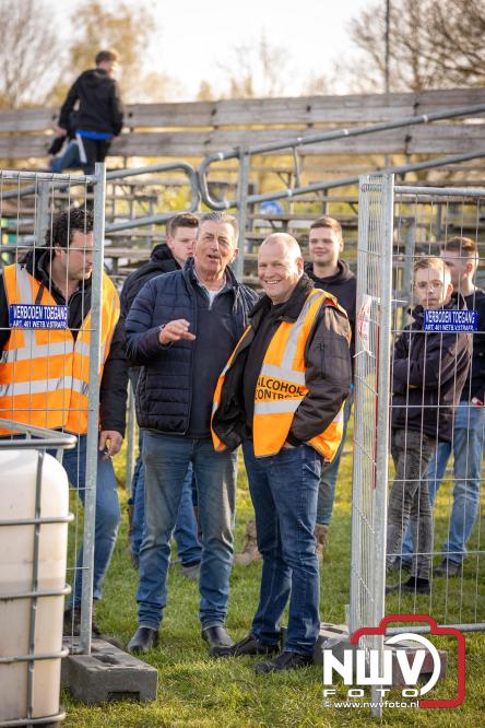 Duizenden bezoekers genieten van geslaagde testavond trekkertrek bij loonbedrijf van de Put in Oosterwolde - &copy; NWVFoto.nl