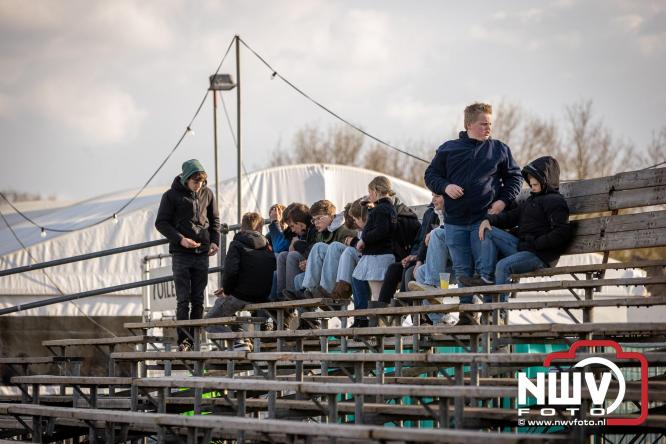 Duizenden bezoekers genieten van geslaagde testavond trekkertrek bij loonbedrijf van de Put in Oosterwolde - &copy; NWVFoto.nl