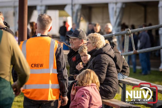 Duizenden bezoekers genieten van geslaagde testavond trekkertrek bij loonbedrijf van de Put in Oosterwolde - &copy; NWVFoto.nl